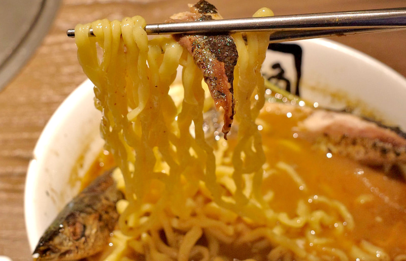 丼飯の如く麺に秋刀魚を巻き込んで喰らうのもグー！