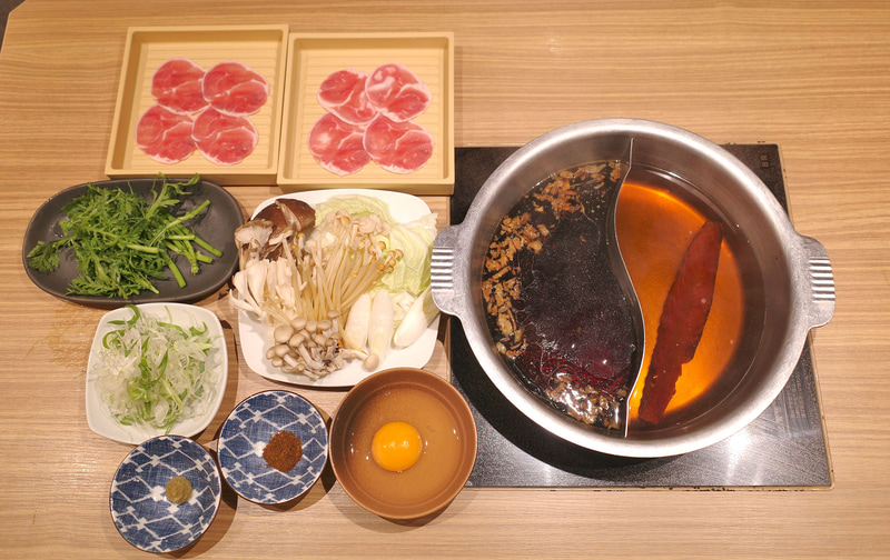 試食席には「特製だしで楽しむ 鴨すき/九条ねぎと楽しむ 鴨しゃぶ」がスタンバイ！
