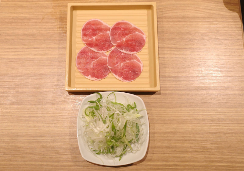 鴨しゃぶには鴨肉と九条ねぎ&洒落ねぎがついてきます