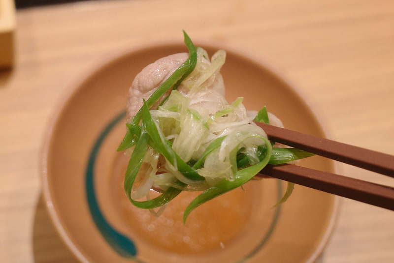 鴨肉に九条ねぎ&洒落ねぎをまとわせると味に物足りなさを感じるので、早々に柚子胡椒をプラスすることを推奨！