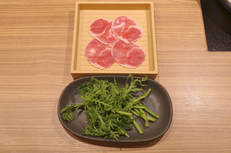 鴨すきには鴨肉と春菊がついてきます！