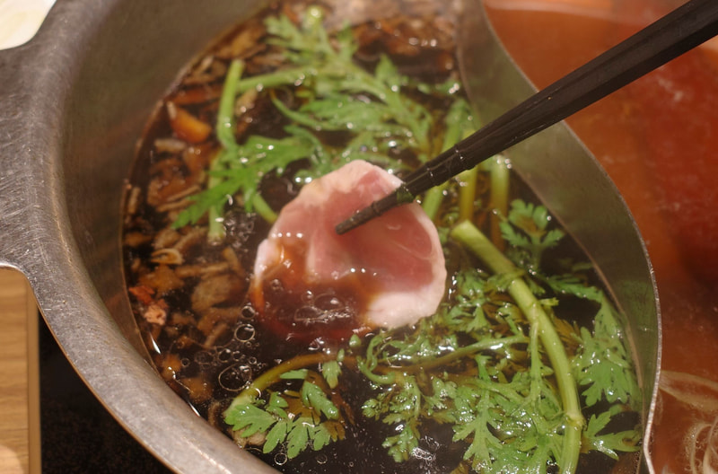 春菊を2～3分ほど煮込んだら鍋に鴨肉を追加！