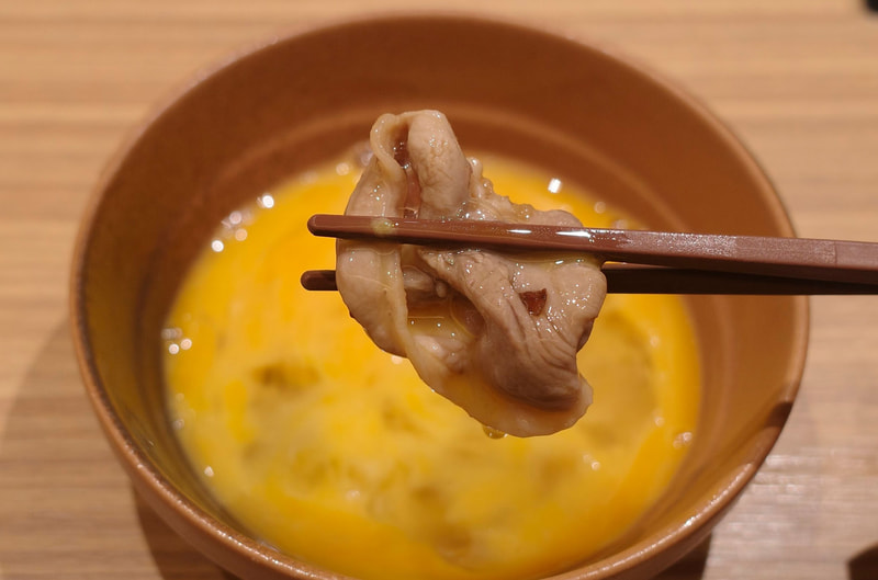 生玉子と黒煎り七味を用いることですき焼き感マシマシに！