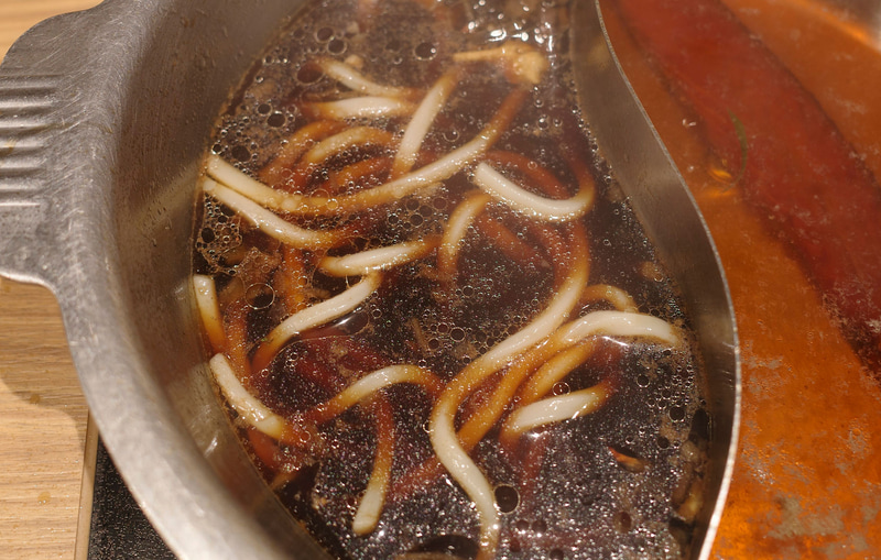 うどんが茶色く染まったらIHヒーターをストップ！