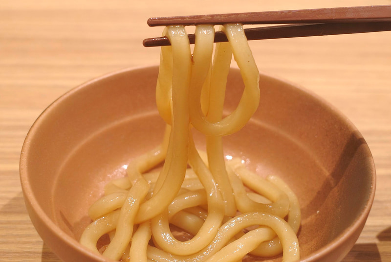 特製鴨すきだしと具のエキスがうどんのすみずみにまで染み込んでウマウマ！