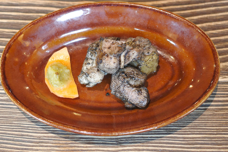 「塚田地鶏炭火焼」は、何と言っても炭の香りが強強！