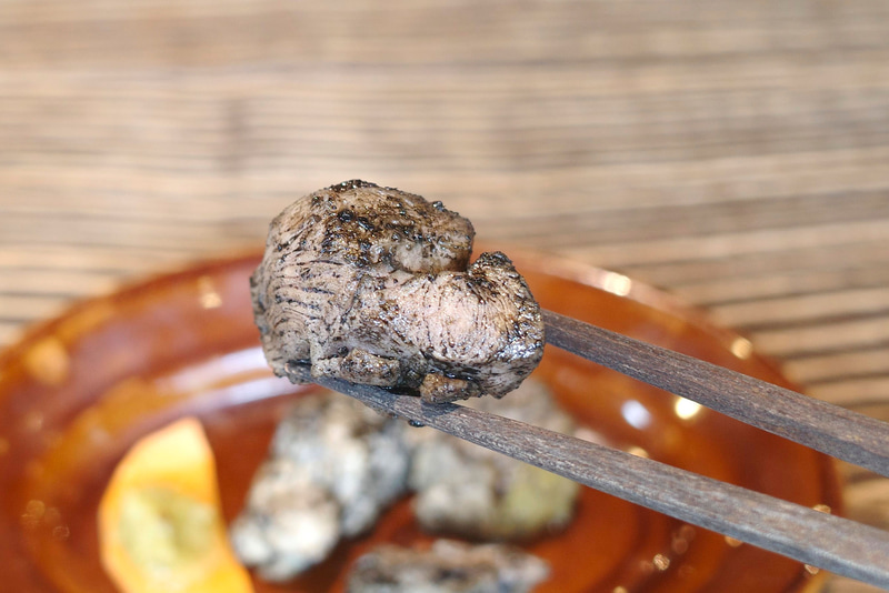 「塚田地鶏炭火焼」は、地鶏の持つ旨味と炭の風味、ほどよい塩気で美味！