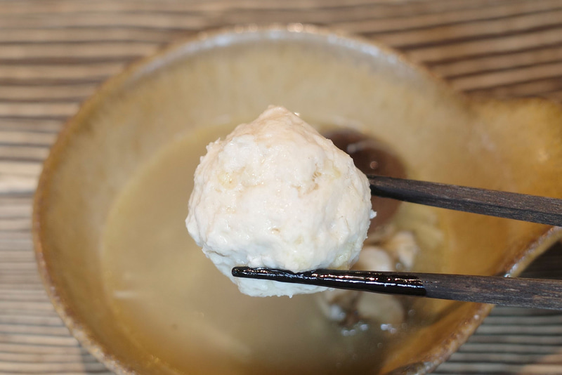 地鶏つくねはスープで煮込んだあともなお旨味激強！