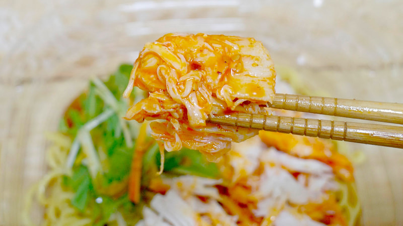 鶏肉は素材の持つ旨味がグッドかつ、ラー油の辛味が加わり美味!