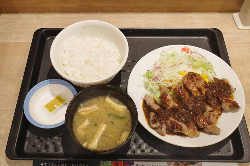 「シビ辛麻辣トンテキ定食」の内容はシビ辛麻辣トンテキ、生野菜サラダ、からし、ご飯、みそ汁