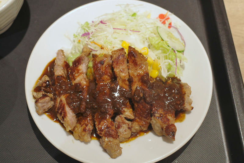 シビ辛麻辣トンテキは盛りの良さと、食欲をかき立てるビジュアルともに好印象!