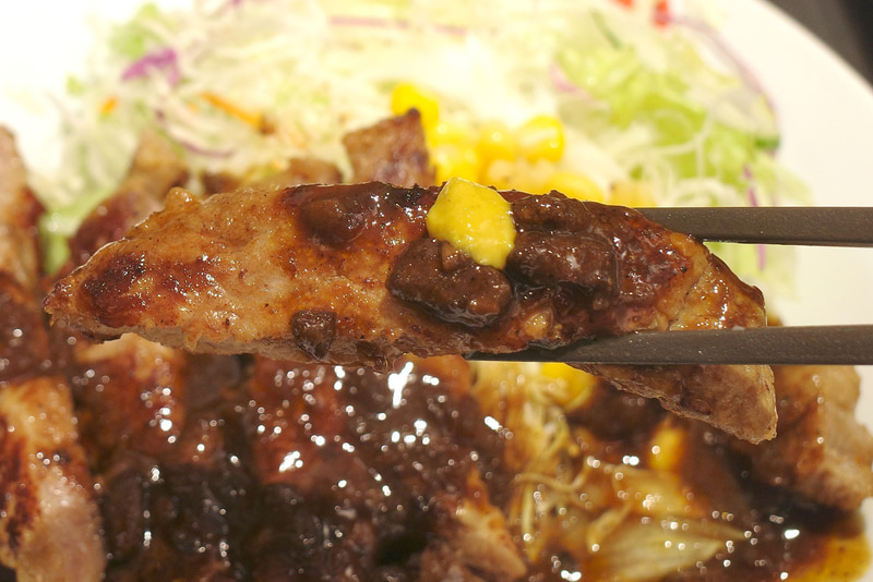 麻辣ソースとは種類の異なる辛味が癖になる辛子を入れることで一段上の美味しさに変身!