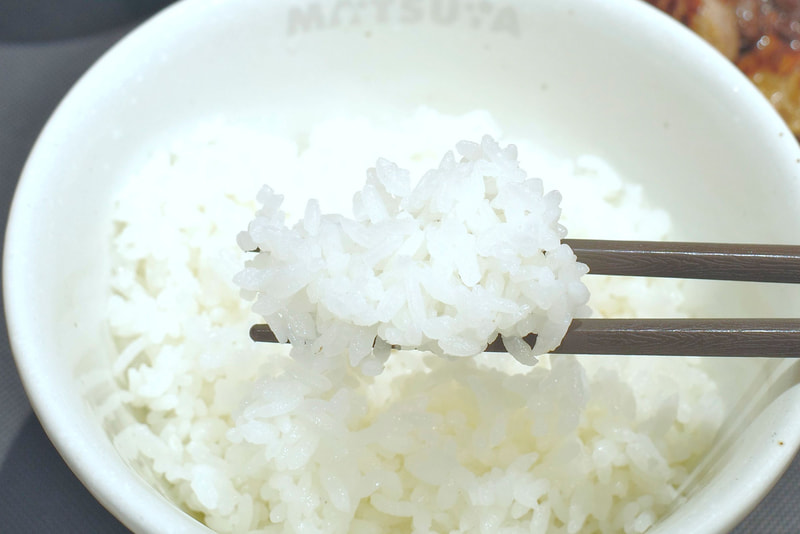 シビ辛麻辣トンテキを受け止めるご飯はふっくらとした炊き加減!