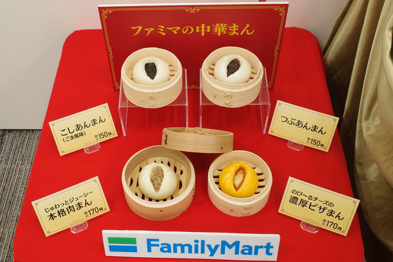 先行して2025年8月19日から「2025年のファミマの中華まん」として「こしあんまん(ごま風味)」、「つぶあんまん」、「じゅわっとジューシー本格肉まん」、「のび～るチーズの濃厚ピザまん」、写真にはありませんが「旨辛チーズタッカルビまん」も展開中