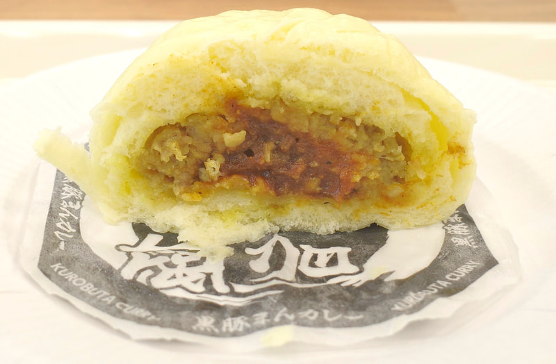 「極旨 黒豚まんカレー」は、兎にも角にも茶色く輝く欧風カレーソースの絵力が強め!