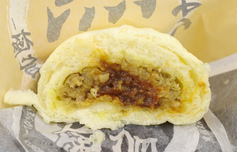 「極旨 黒豚まんカレー」は、中華まん生地や餡の味はベースとなる「極旨 黒豚まん」を踏襲しつつも、カレーならではのスパイシー感と山椒独特の辛味、濃密な旨味が癖になる欧風カレーソースがMIXしてメチャウマ!