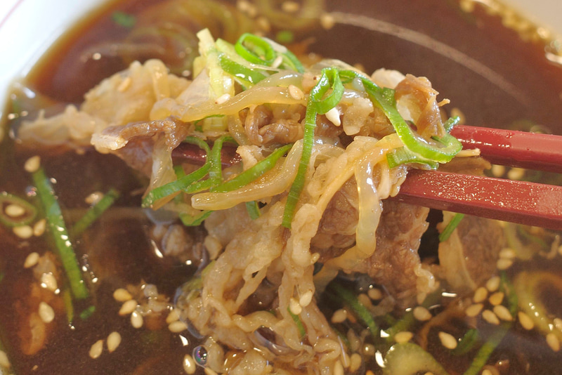 具は薬味の青ねぎとごま、お肉の旨味がパワフルなすき焼き風味の牛肉、つけ汁の味と同化した白ねぎ、ハリのあるしらたきと、何をつまんでも美味！