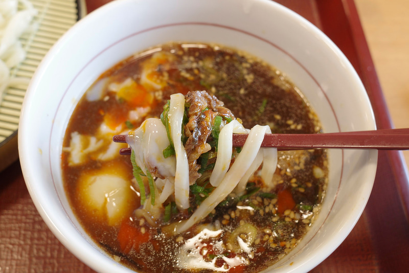 温玉とかつお節を加える前の「牛肉つけうどん」の時点で味に不満はありませんでしたが、つけ汁に温玉とかつお節を投じることで旨味、後味の清々しさが高まったことを実感しながらFINISH！
