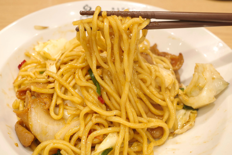 麺の力強い食感に、特製のオイスター系醤油タレと紹興酒漬け唐辛子の風味が加わり、大満足の味わい!