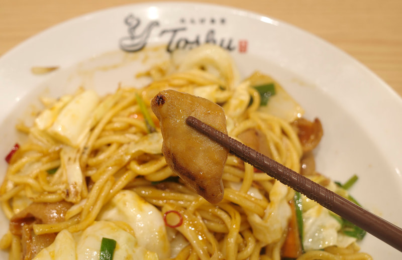 牛もつは味噌の風味とオイリーな旨味満点!