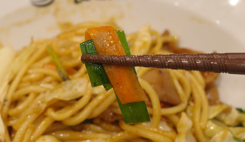食欲をかき立てる香りが舞うニラ、甘味を帯びた人参はタレの味に負けない素材力の高さに感動!