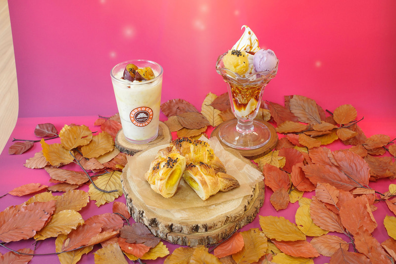 試食会場では秋らしい雰囲気で「ごろっとスイートポテトスムージー」、「プレミアムチョコクロ スイートポテト」、「スイートポテト&紫芋のパフェ」をディスプレイ！