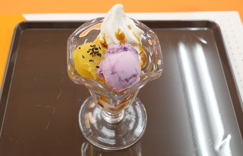 「スイートポテト&紫芋のパフェ」は、素朴な印象のあるさつまいもを主役としながらも、色気のあるビジュアル！