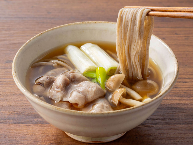 「鴨南蛮そば」。鴨しゃぶコースはそば食べ放題。軽く湯がいたそばを合わせ、鴨やねぎをのせて楽しめます