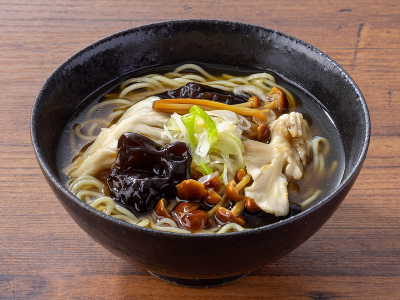 「きのこたっぷりラーメン」。中華麺と6種のきのこをトッピング。ファンの声で誕生した、秋を感じる新感覚アレンジ