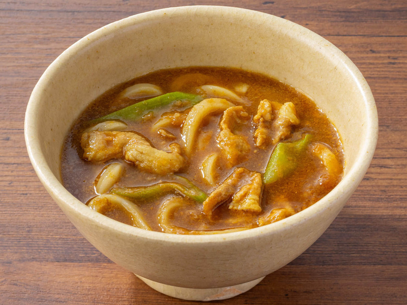 「カレー南蛮うどん」。特製カレーを和風みぞれだしで割り、うどん・鴨・ねぎを合わせて、だし香る和風カレーうどんの完成です