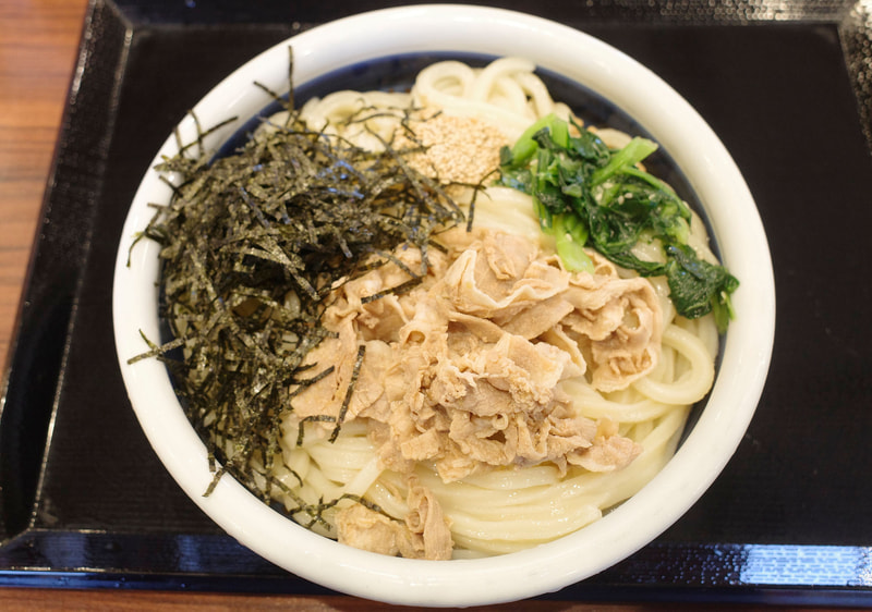 「旨辛 豚つけ汁うどん(温泉玉子付き) 2玉」は、うどんも具もボリューミー！