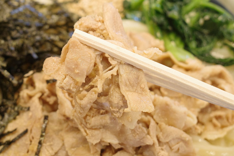 豚しゃぶはタレの甘味と、ほど良く脂分が抜けたマッシブな豚肉の旨味が口の中に広がって美味！