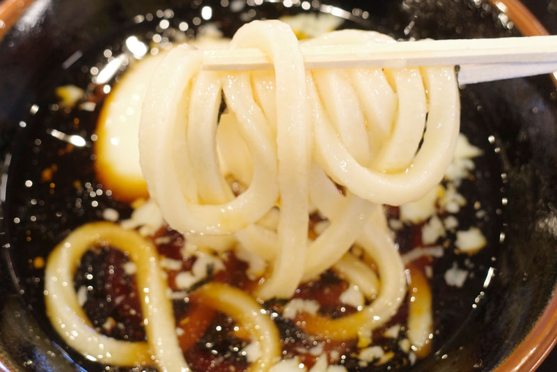 うどんの食感の良さは変わらず、甘味、塩気、辛味のバランスがよいつけ汁が即馴染んで味もグー！