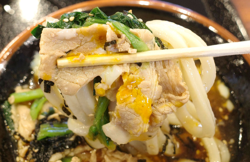 つけ汁、温泉玉子、具、うどんをひとまとめにして豪快にほおばってFINISH！