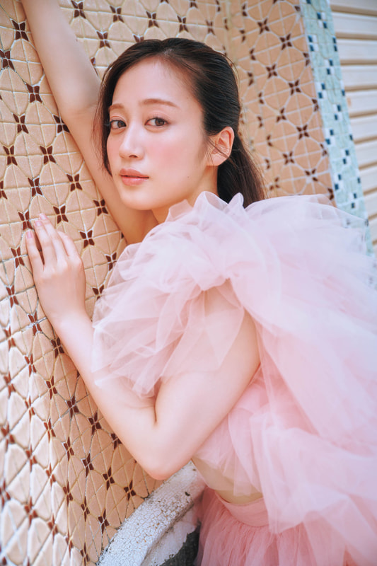 【書中カット】「約2年ぶりのグラビア撮影だったので、体がきれいに見える立ち方など徐々に思い出していきました」 (撮影：岡本武志)