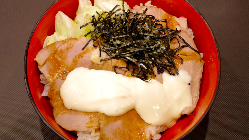 「ローストポーク丼」はご飯を覆い隠さんばかりに具とソースがたっぷり！