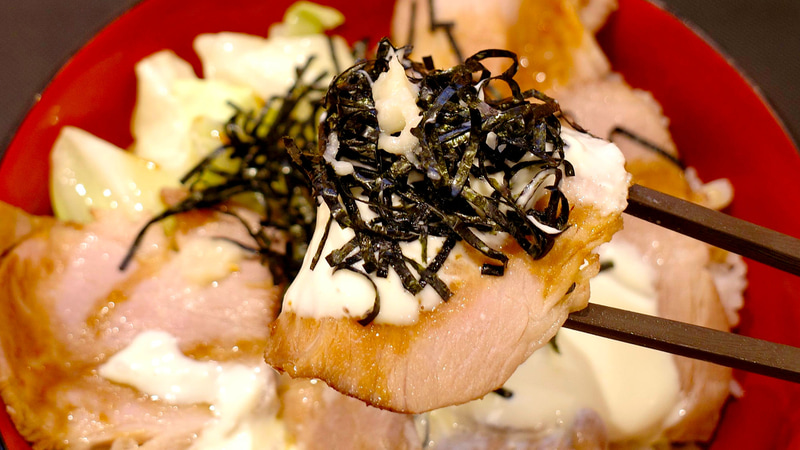 海苔をあわせることで若干レフォールソースの味が和らぐものの、早くご飯と一緒に食べたくなるのが本音！