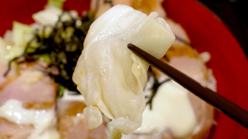 素揚げキャベツからは油の重厚な旨味と、キャベツの持つ優しい甘さがバランス良く楽しめる！