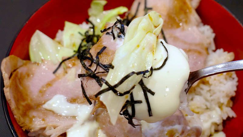 レフォールソースの味が主張しすぎるローストポークは、ご飯&素揚げキャベツと一緒に喰らうのが正解！