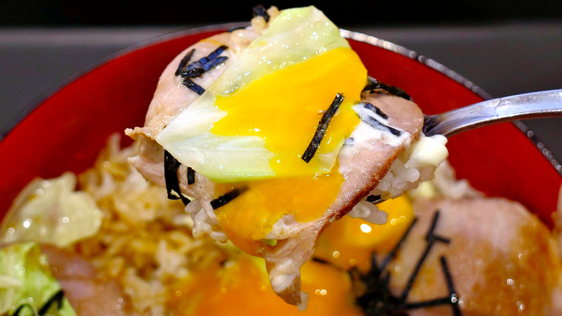 「ローストポーク丼」は黄身を追加することで美味しさレベルアップ！