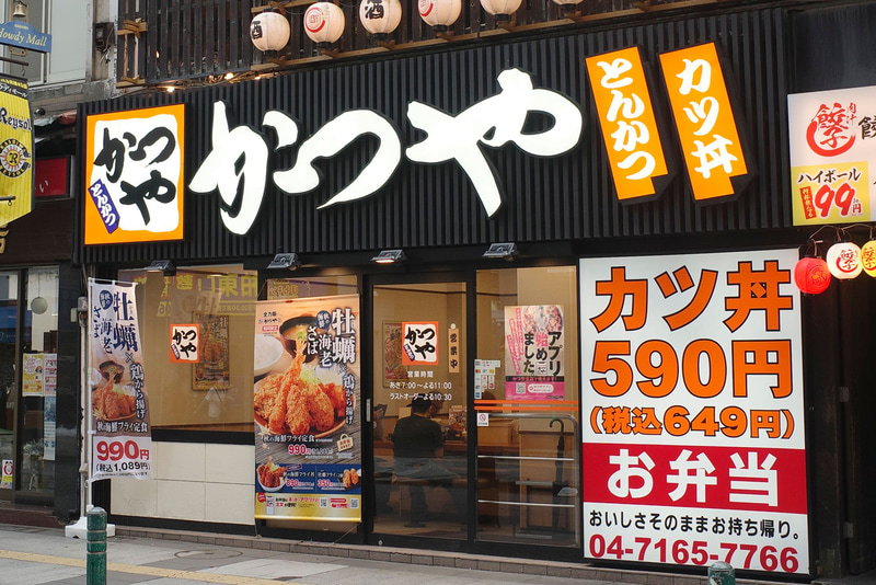 お店の入口ではどデカいポスターで「秋の海鮮フライ定食」「秋の海鮮フライ丼」「牡蠣フライ」をアピール！