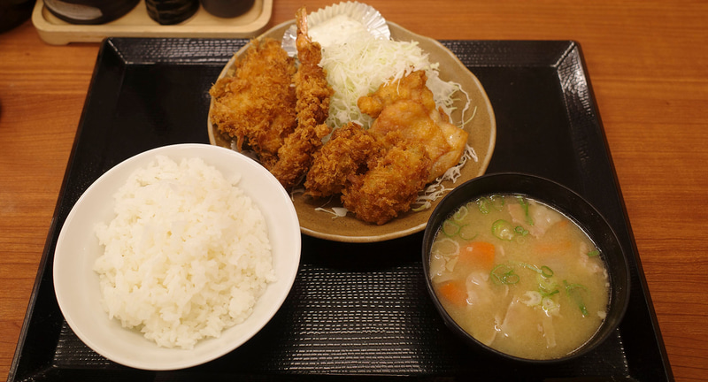 「秋の海鮮フライ定食」には4種類のフライにタルタルソース、千切りキャベツ、ご飯、とん汁がついてきます