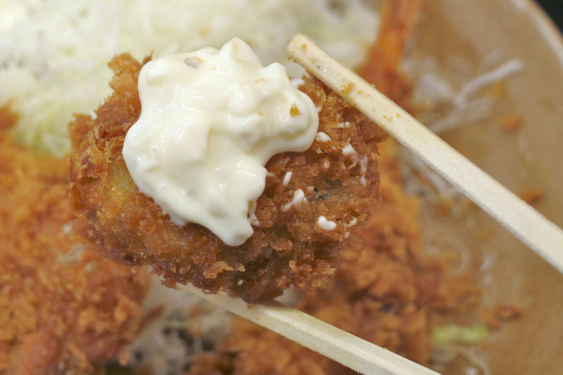 素のままでも美味な牡蠣フライですが、タルタルソースを絡めることでご飯が恋しくなる味に変身！