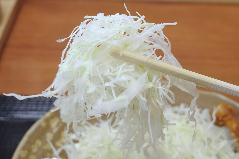 涼し気な千切りキャベツは揚げ物をつまんだあとの箸休めにピッタリ！