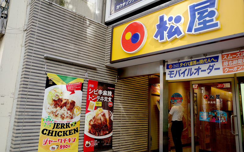 お店の入口では「ジャークチキン」と、9月2日発売の「シビ辛麻辣トンテキ定食」をアピール！