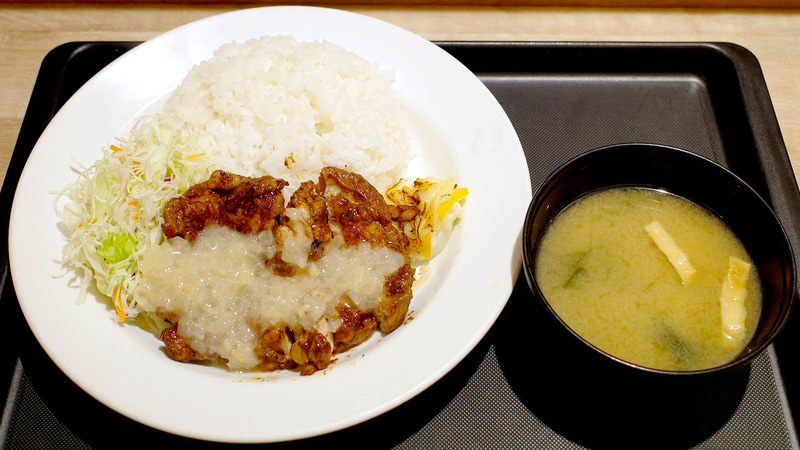 「ジャークチキン」にも店内飲食ではみそ汁がついてきます！