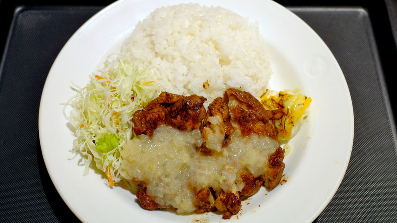 「ジャークチキン」と聞くとおかずのみかと想像してしまいますが、「松屋」のメニューなのでバッチリ定食スタイル！