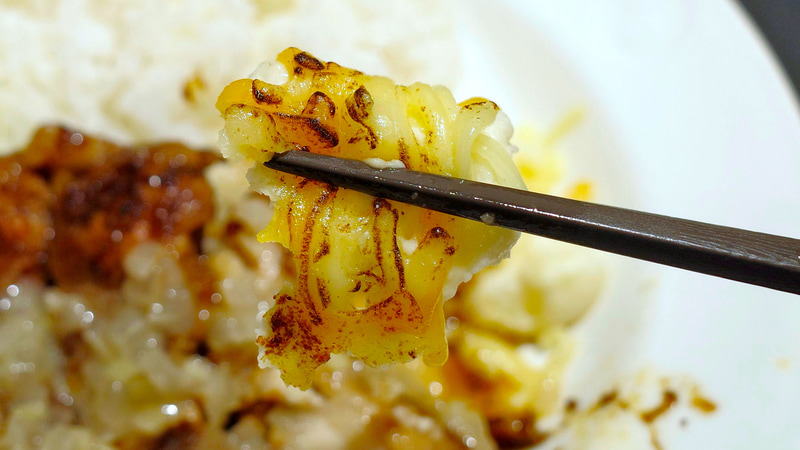 ポテトサラダは軽く焼いたチーズを組み合わせたことで思いのほか味がディープ！