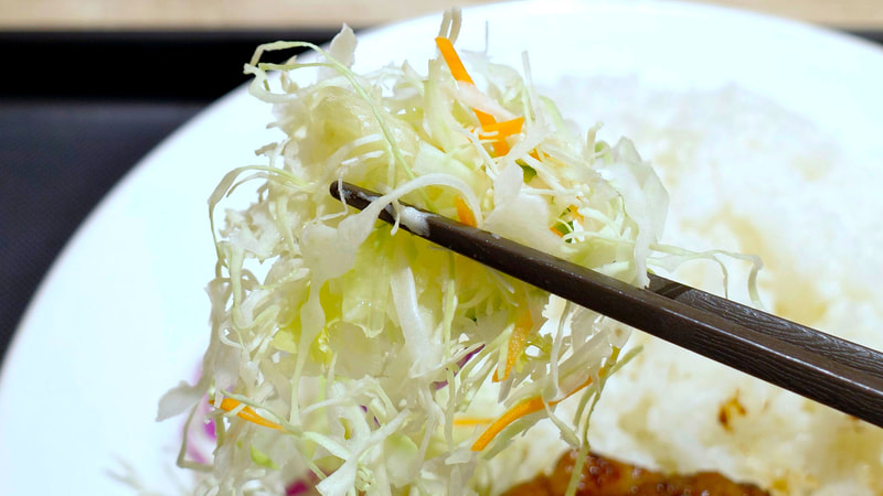 クールな後味の生野菜サラダはジャークチキンの箸休めにピッタリ！