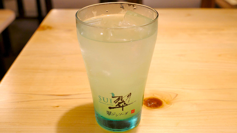 「翠ジンソーダ～宮崎日向夏～」は、口当たりが軽やかながらもジンがガッツリ入っているので、あらかじめなにかおかずをつまんだあとに飲むことを推奨！